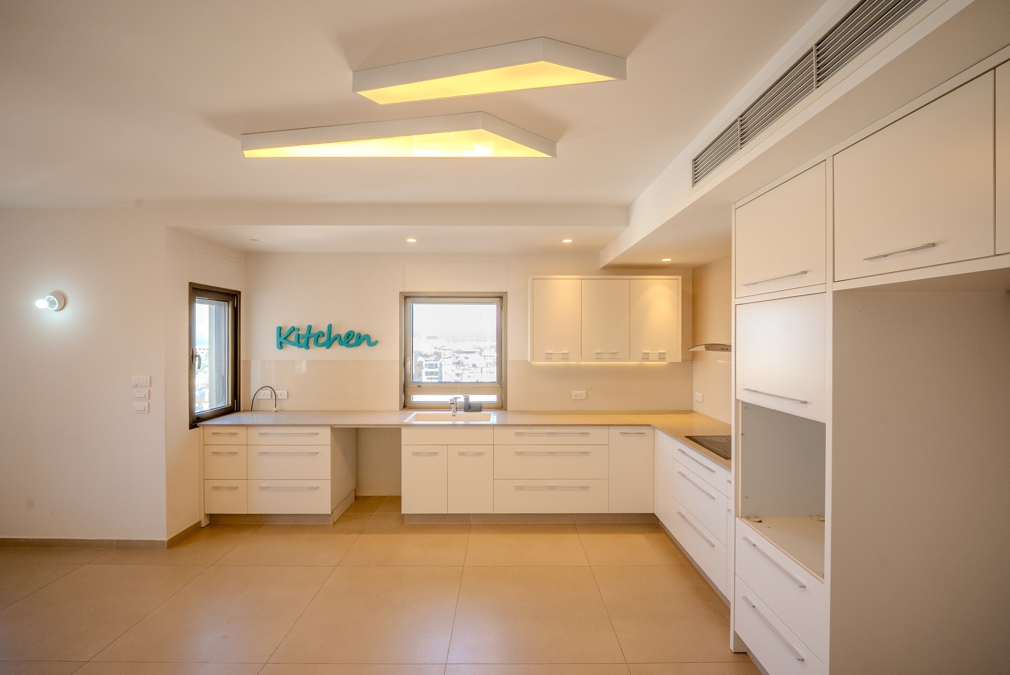 תמונה 12 מתוך 40 – למכירה במתחם בזל! דירת פאר 4 חד׳ 258 מ״ר במפלס אחד, קומה 10 עם נוף פנורמי לים, 2 חניות