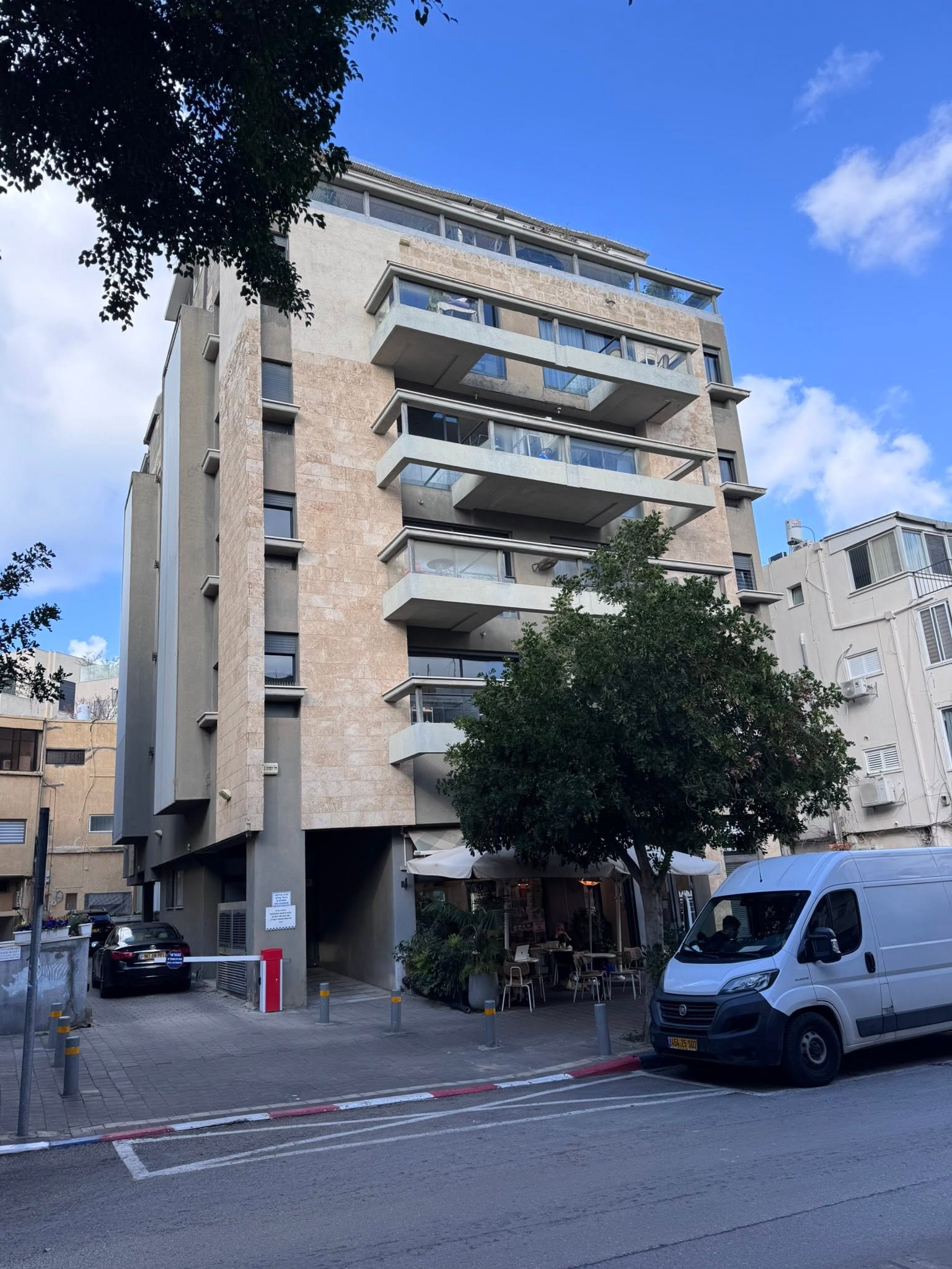 תמונה 2 מתוך 13 – למכירה ברח׳ ירמיהו בבניין מטופח! דירת 3 חד׳ 65 מ״ר עם מרפסת, חניה פרטית וממ״ד, מושכרת ב-9,000 ש״ח