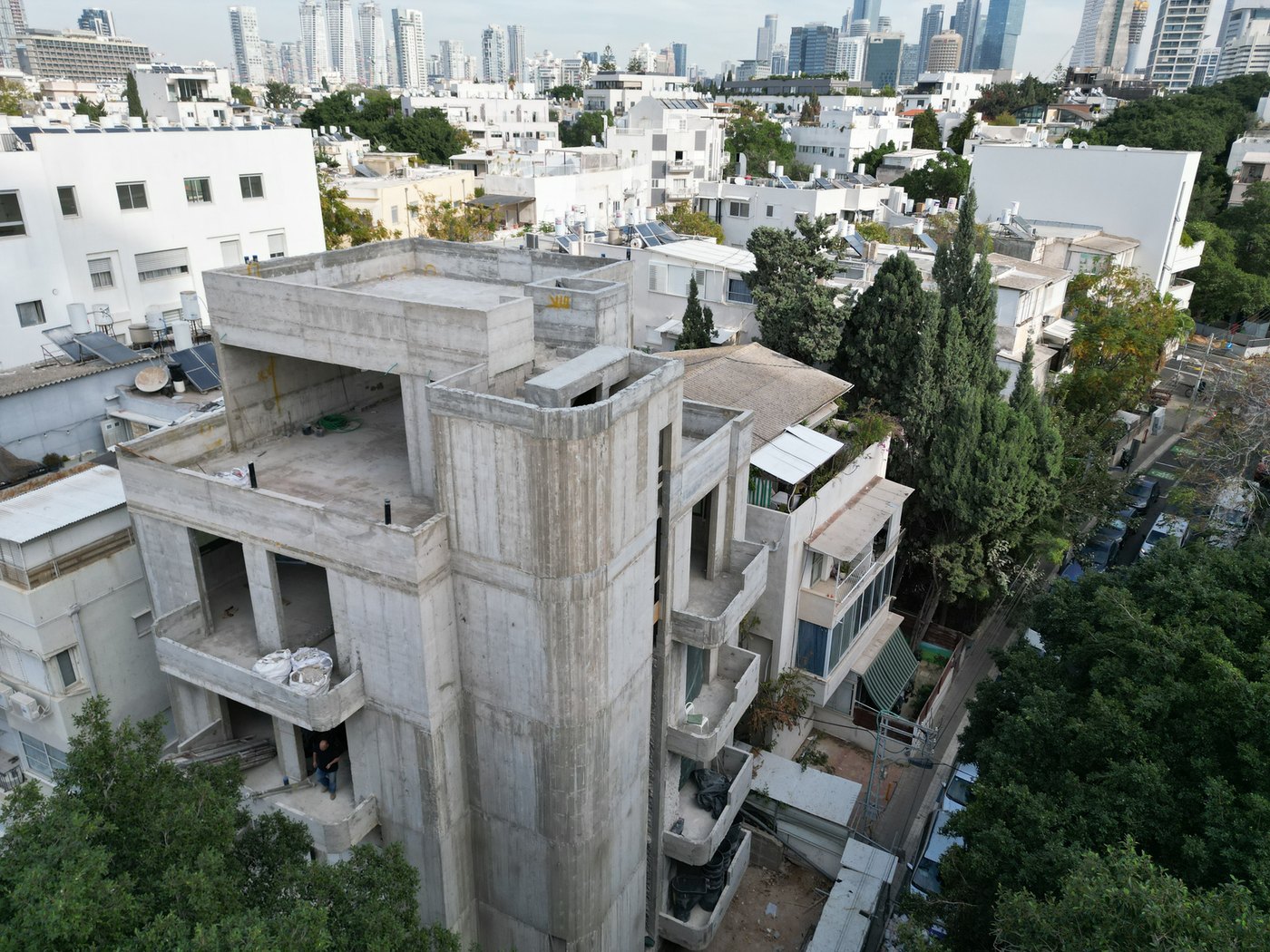 צילום חזית הבניין בתהליך הבנייה